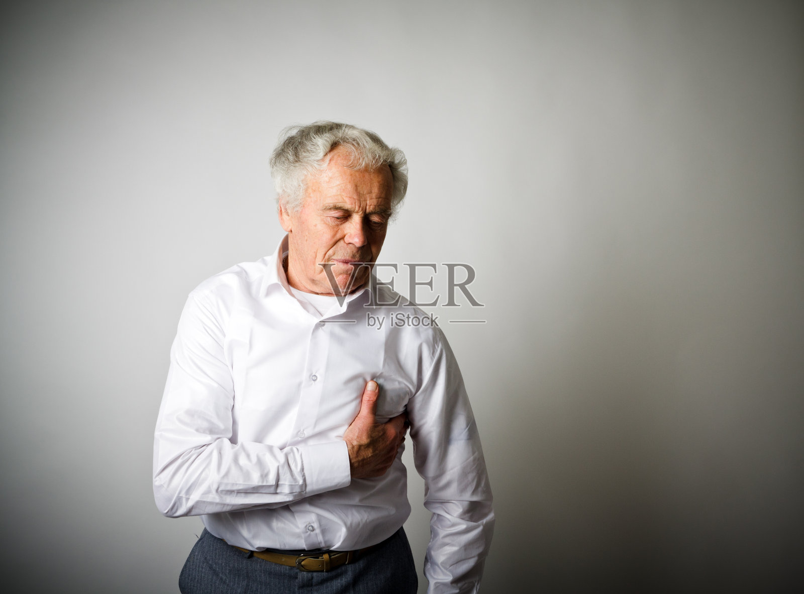 老年男子患有胸痛照片摄影图片