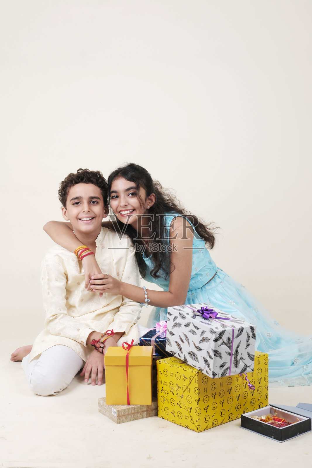 "在Raksha Bandhan庆祝兄弟姐妹永恒的纽带"照片摄影图片