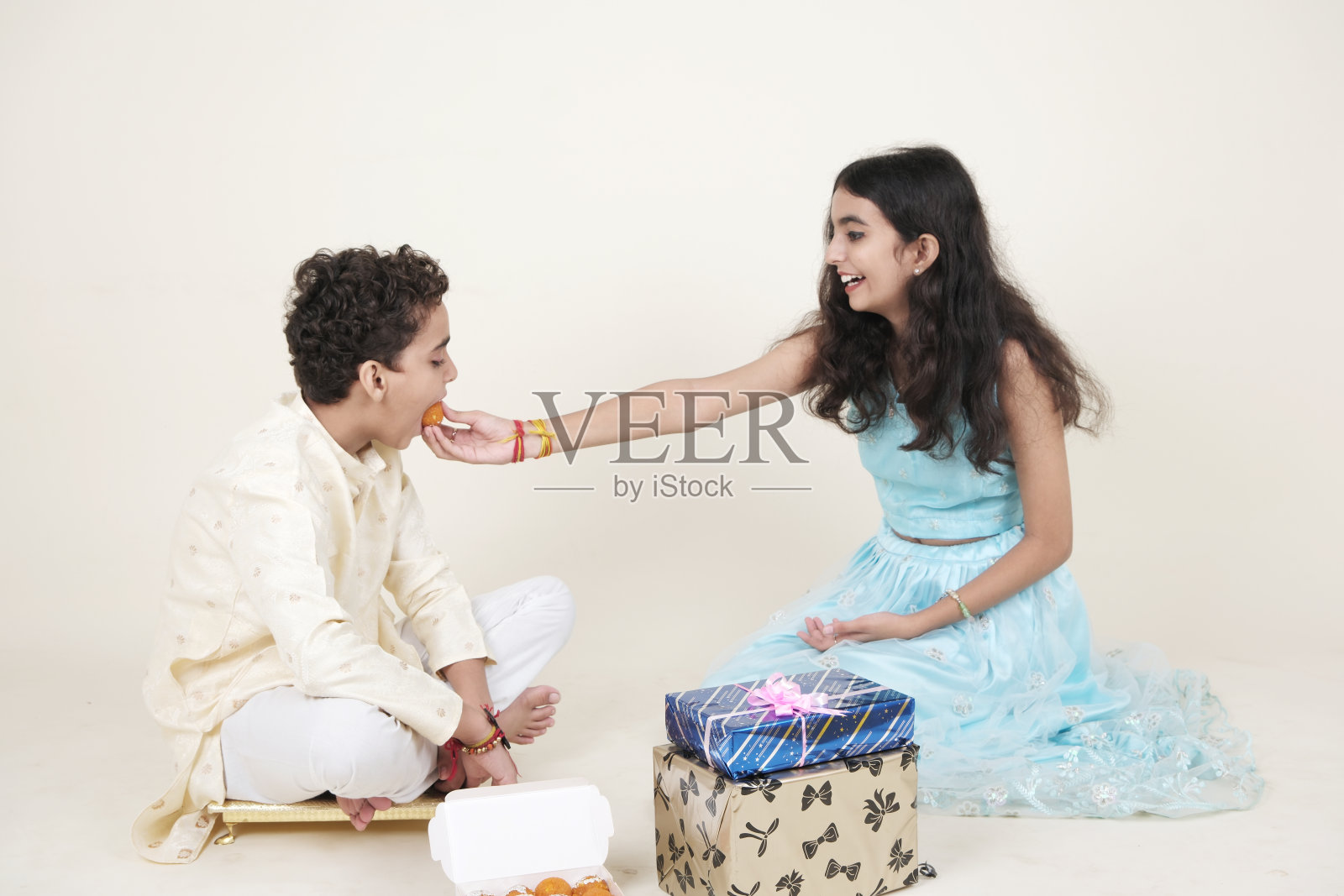 "在Raksha Bandhan庆祝兄弟姐妹永恒的纽带"照片摄影图片