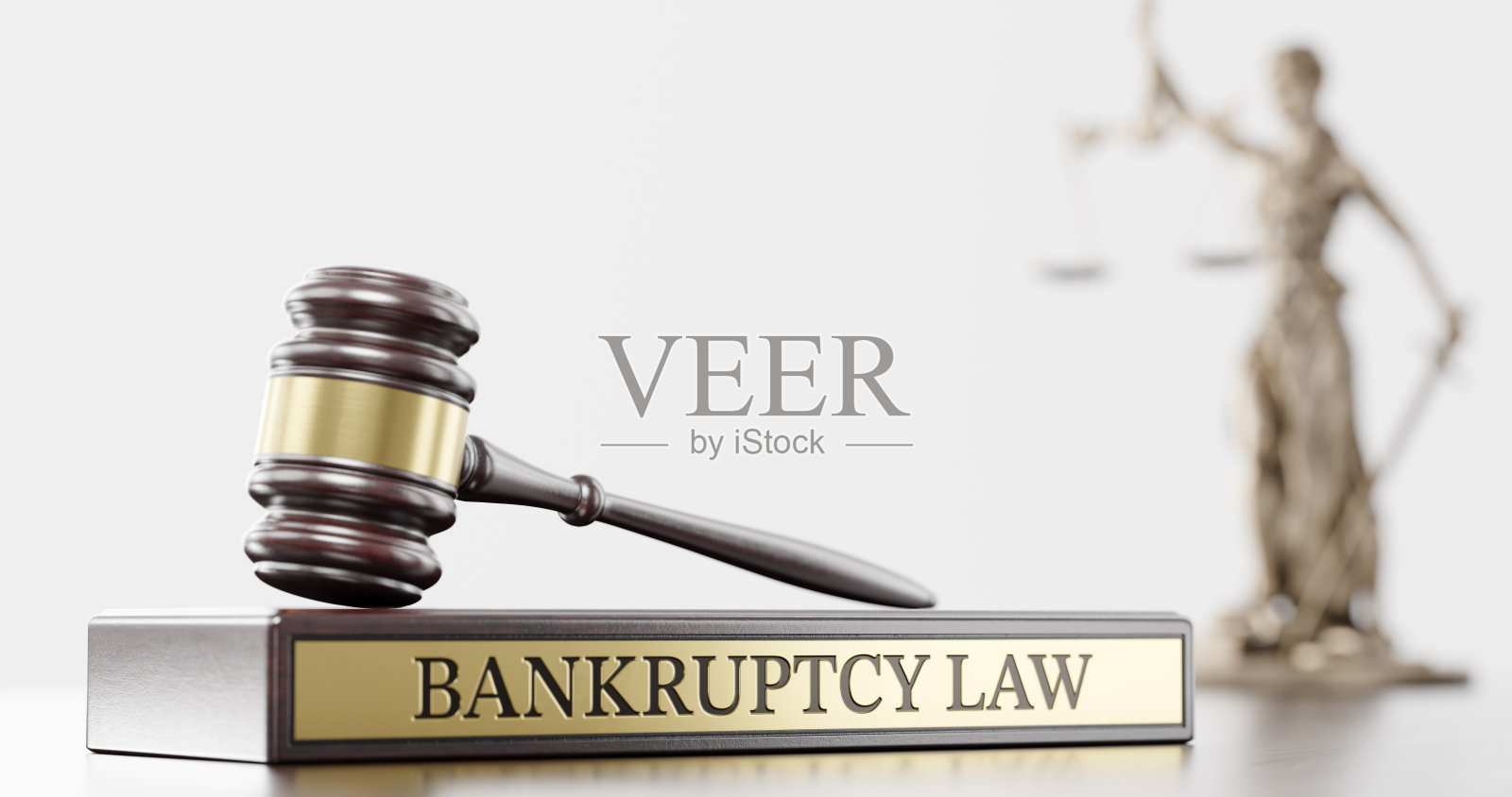 破产法：法官的槌子作为法律体系的象征，忒弥斯是正义女神和带有文字的木制支架照片摄影图片