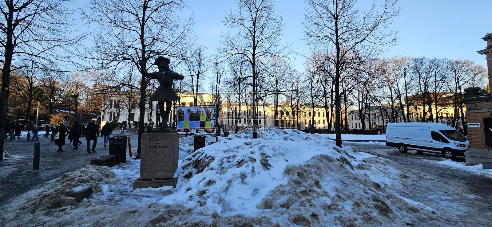 冬天下雪天，奥斯陆市中心的街道照片摄影图片