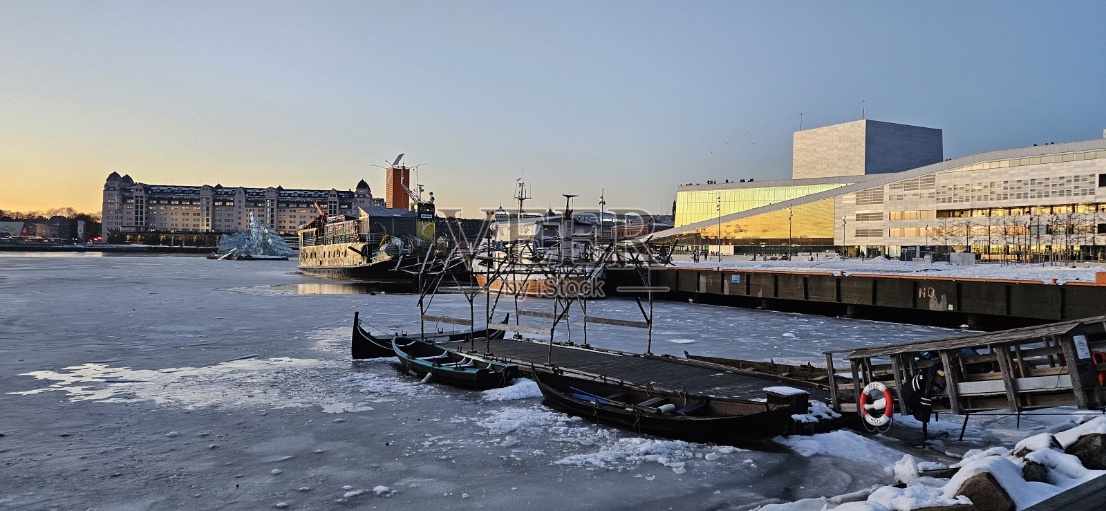 挪威奥斯陆市中心Slottsparken的冬季景观照片摄影图片