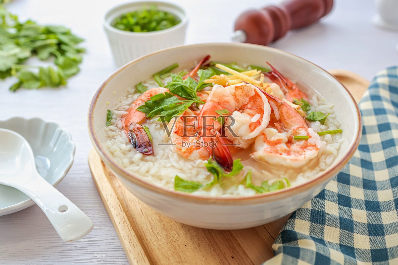 虾米粥，自制的陶瓷碗虾米汤照片摄影图片