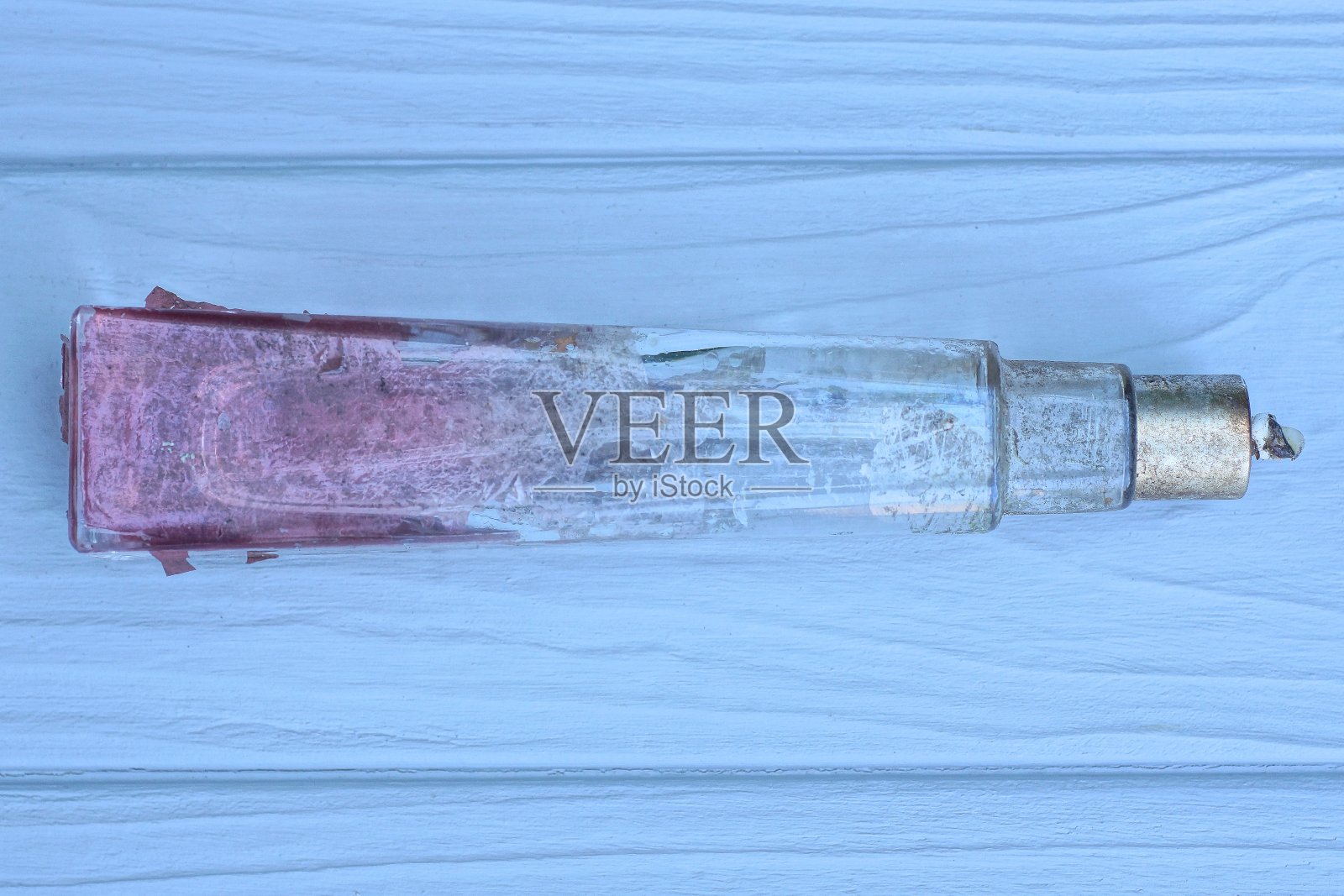 一个粉白色的大脏玻璃瓶古龙除臭剂照片摄影图片