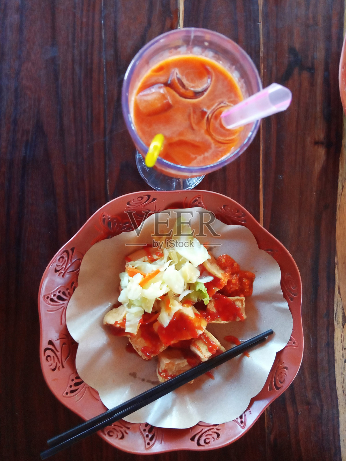 美味的臭豆腐特写，棕色盘子里的臭豆腐配上新鲜的腌萝卜。照片摄影图片