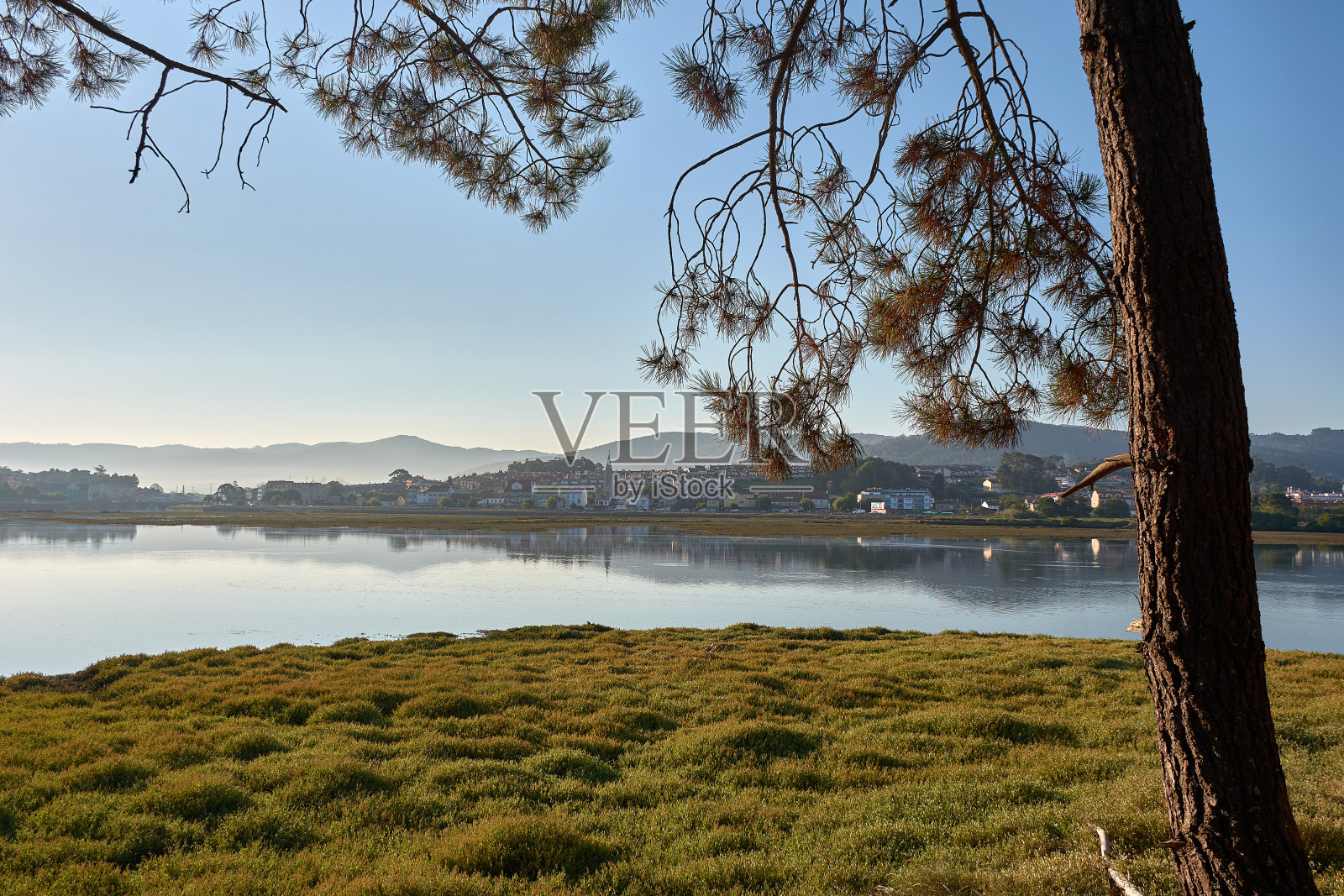 在涨潮时从普拉亚拉德拉营地俯瞰Foz del Miñor全景照片摄影图片