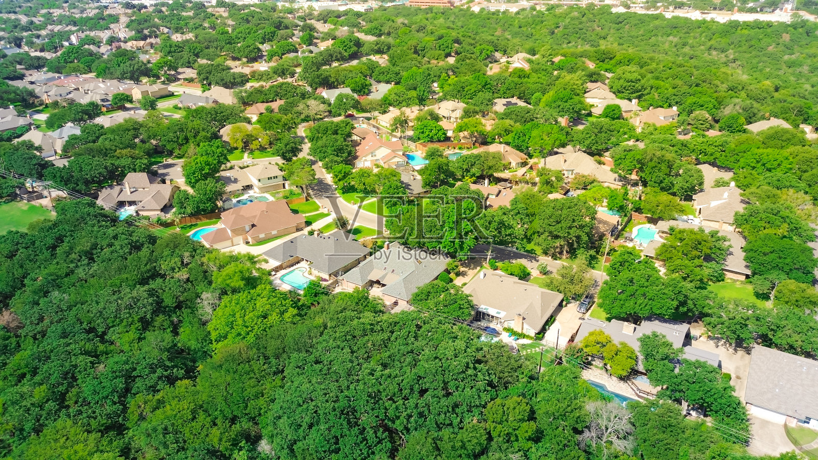 德克萨斯州北阿灵顿居民区附近的绿化带绿色社区，可持续城市规划减少排放达拉斯郊区有游泳池的房子，自然开放空间，空中照片摄影图片