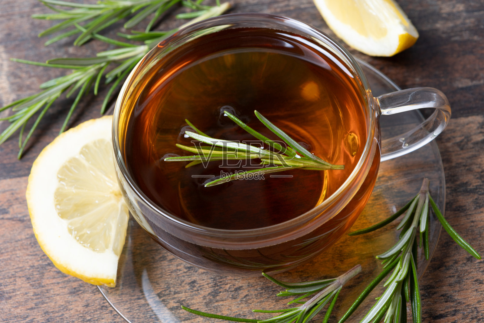 花草茶加新鲜迷迭香和柠檬片照片摄影图片