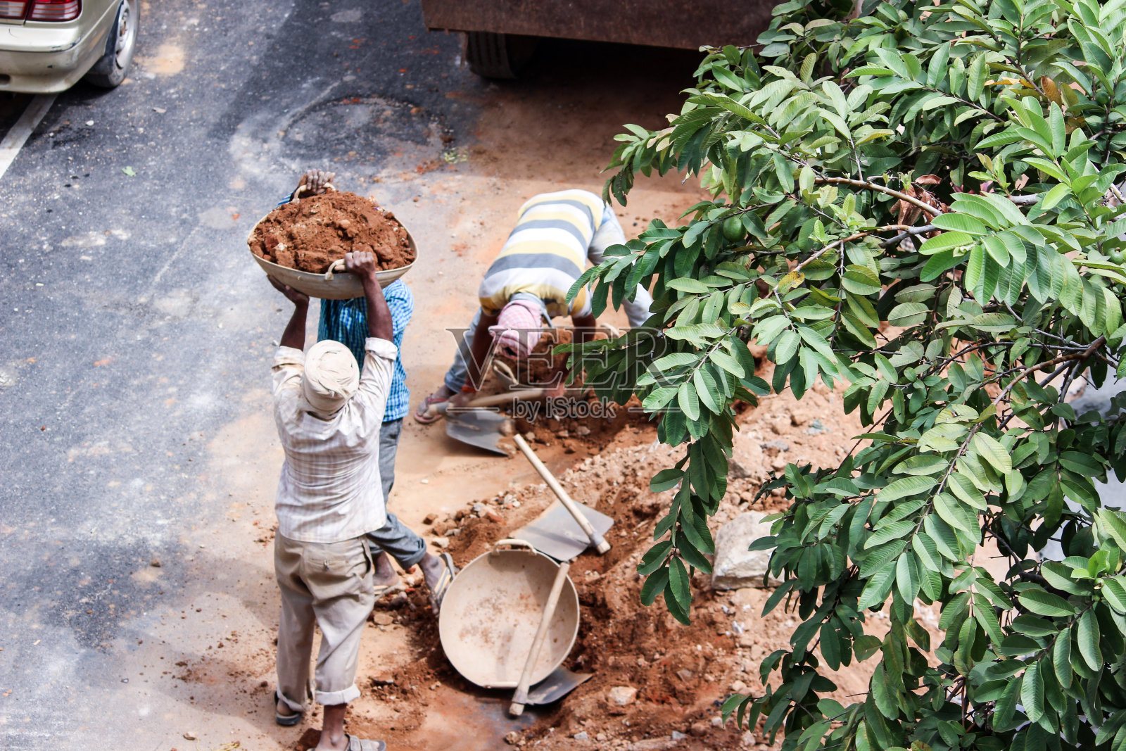 在建筑工地工作的工人的高角度视图照片摄影图片