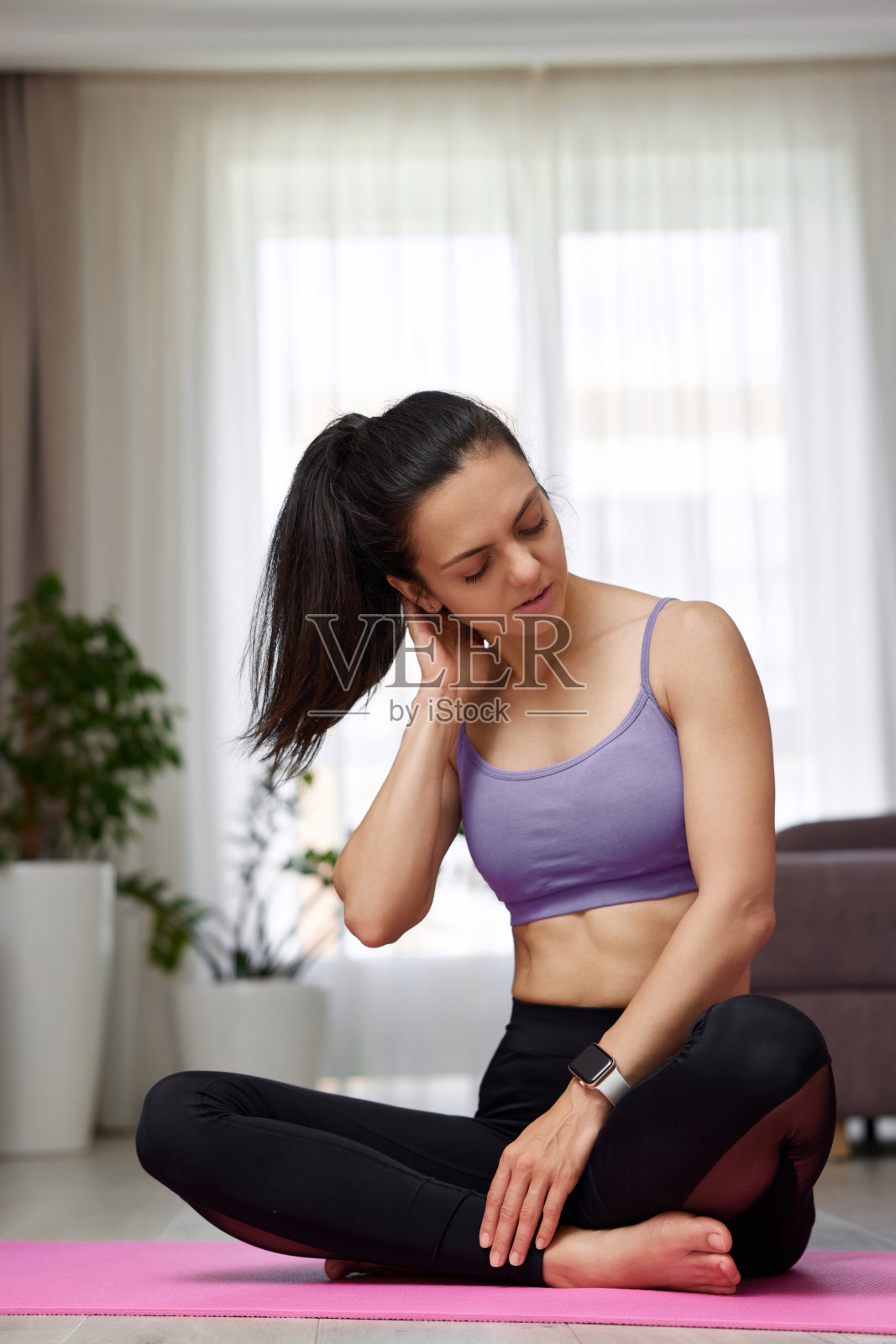 爱运动的女人感到脖子痛照片摄影图片