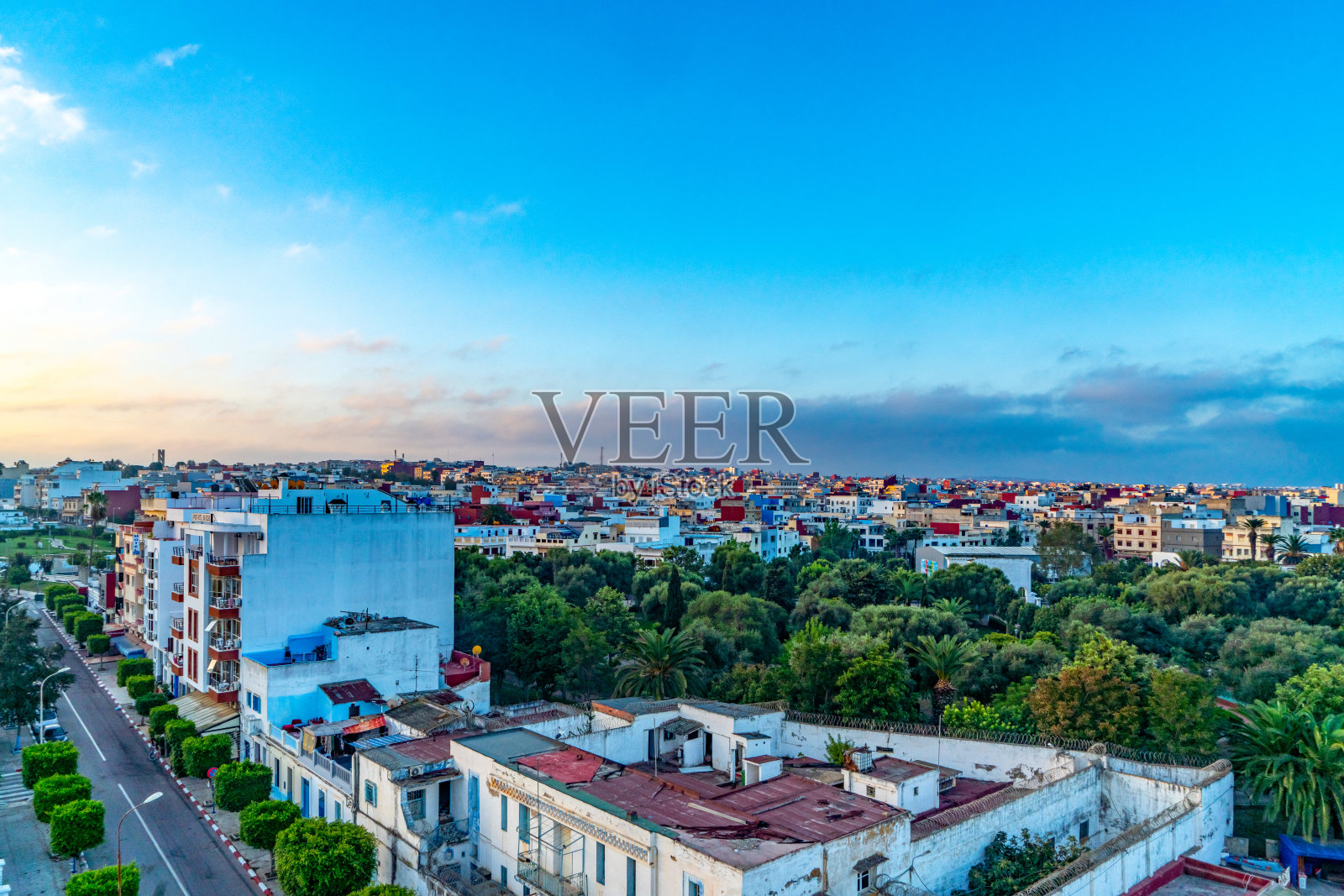 观赏摩洛哥阿西拉的城市景观照片摄影图片