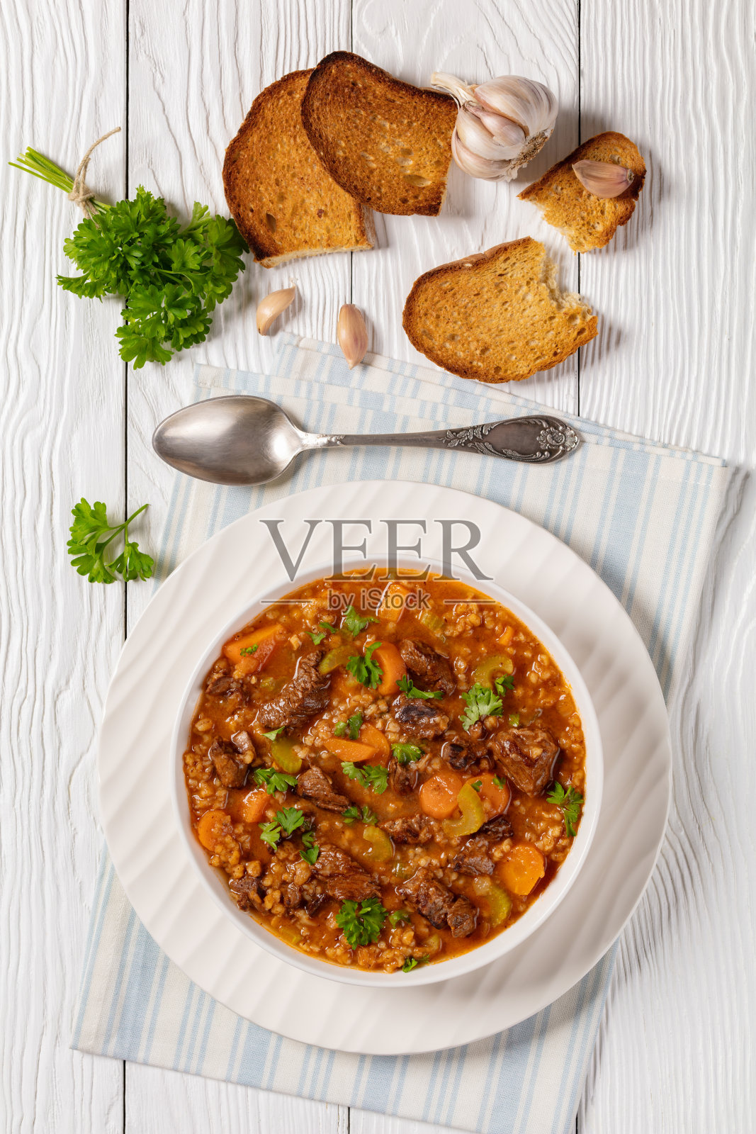 牛肉大麦汤在碗里，俯视图照片摄影图片