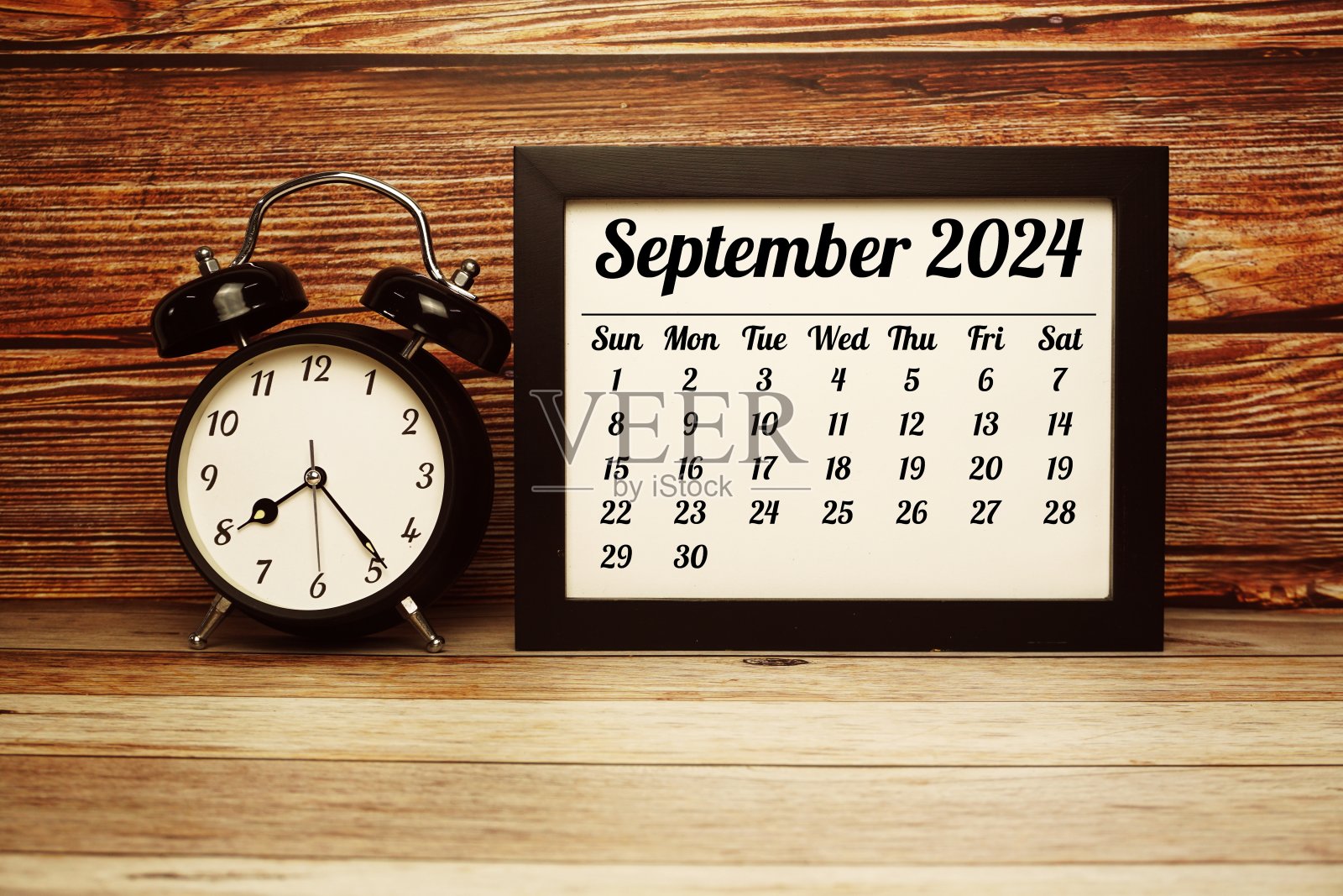 2024年9月月历，规划管理理念，木制背景闹钟照片摄影图片