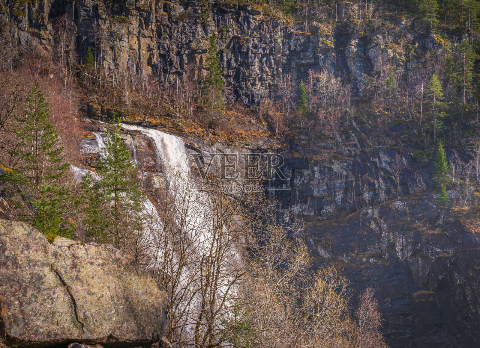 春天景观中的Skjervefossen瀑布照片摄影图片