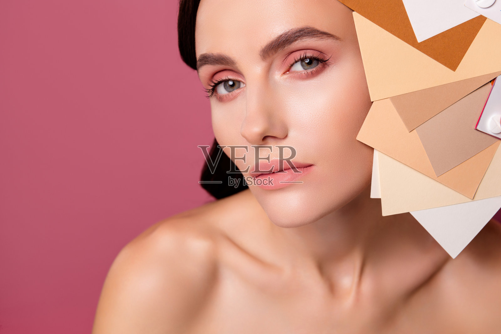 近距离照片的女孩持有调色板附近的脸孤立柔和的粉红色背景照片摄影图片