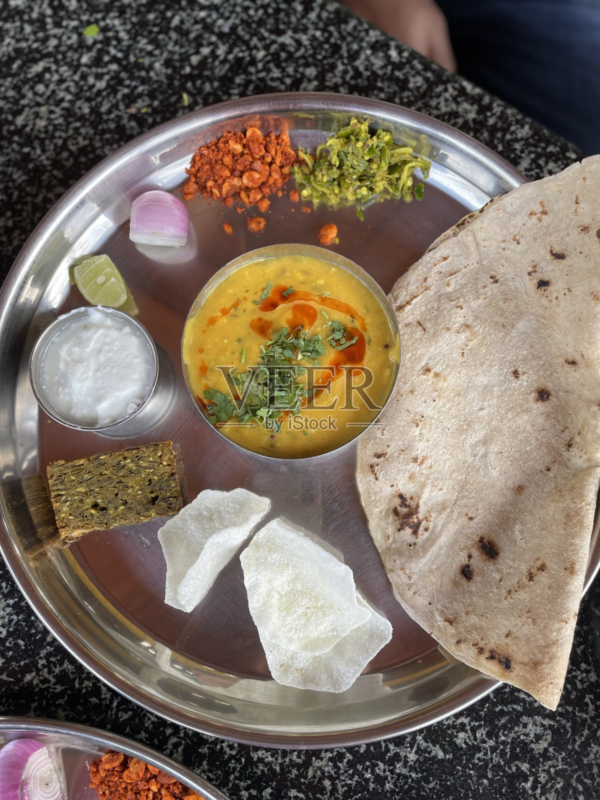 印度的塔利菜，提供地区性的食物照片摄影图片