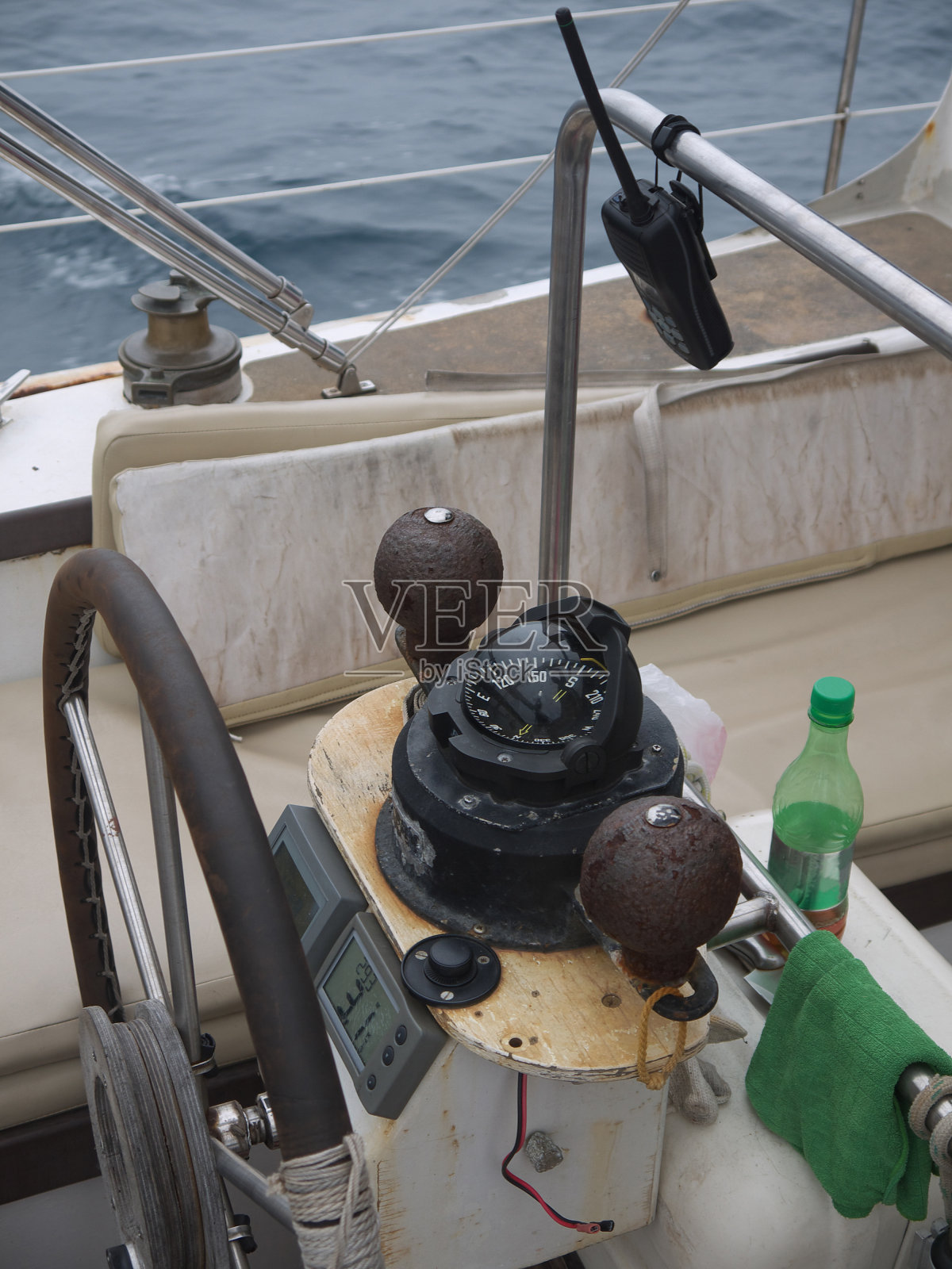 有旧舵、指南针和无线电的帆船船长站照片摄影图片