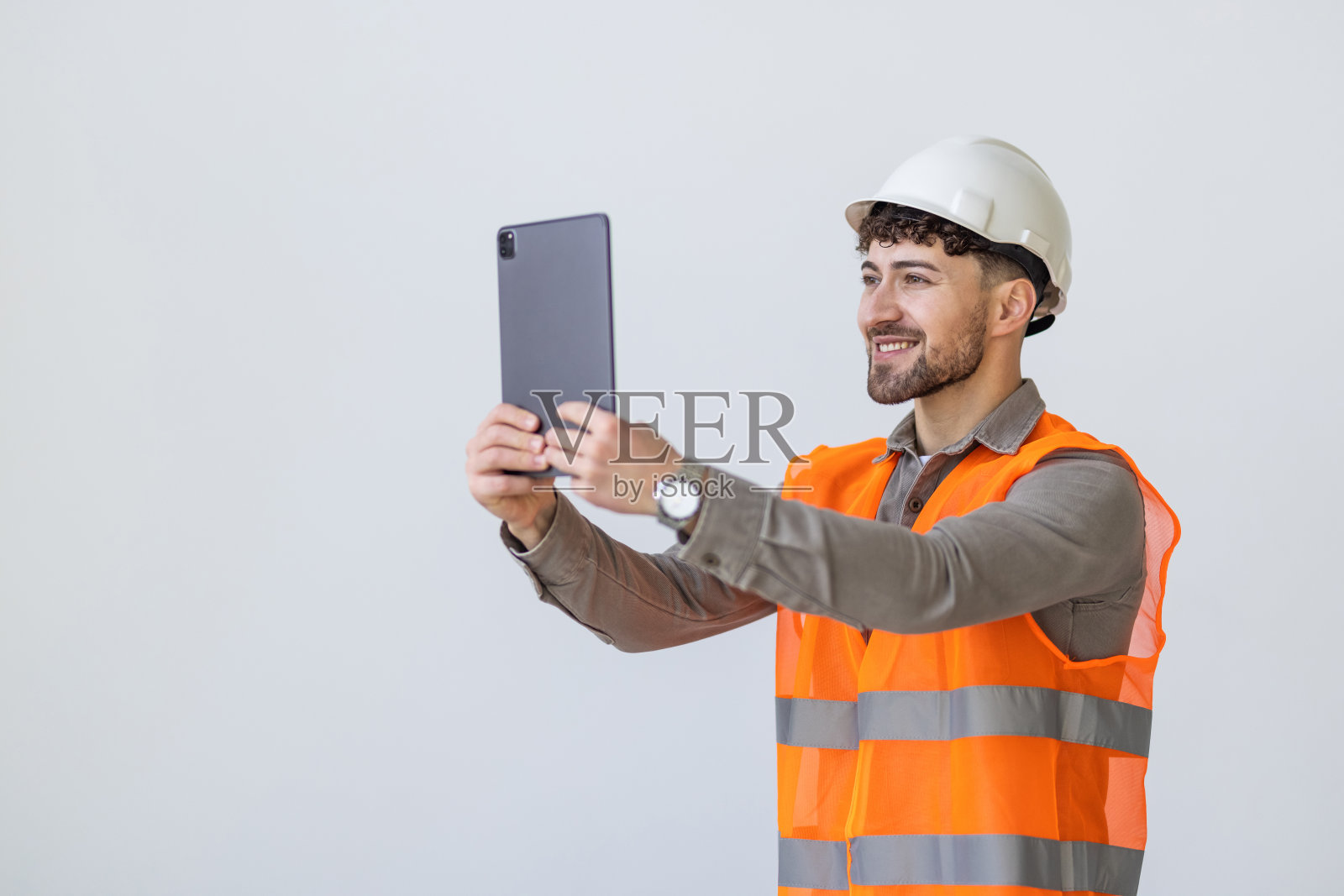 妈妈的肖像?白底平板电脑的建筑师照片摄影图片