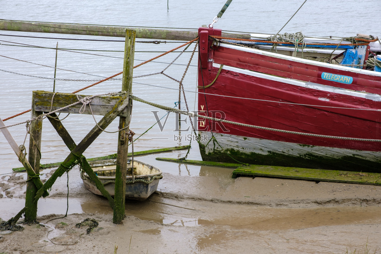 一艘名为“电报”的红色船照片摄影图片
