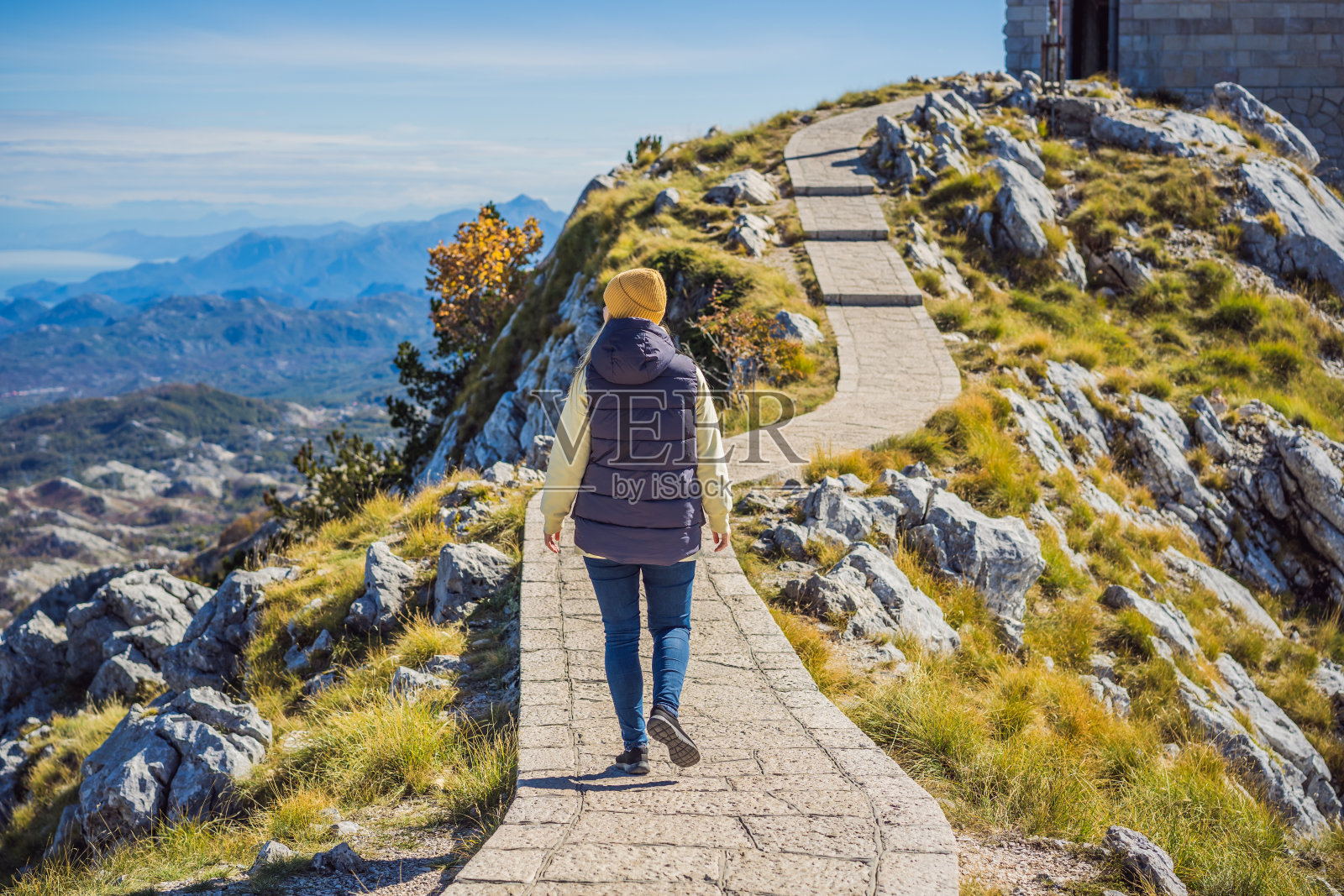 女游客在黑山洛芬国家公园的山景中。黑山之旅概念照片摄影图片