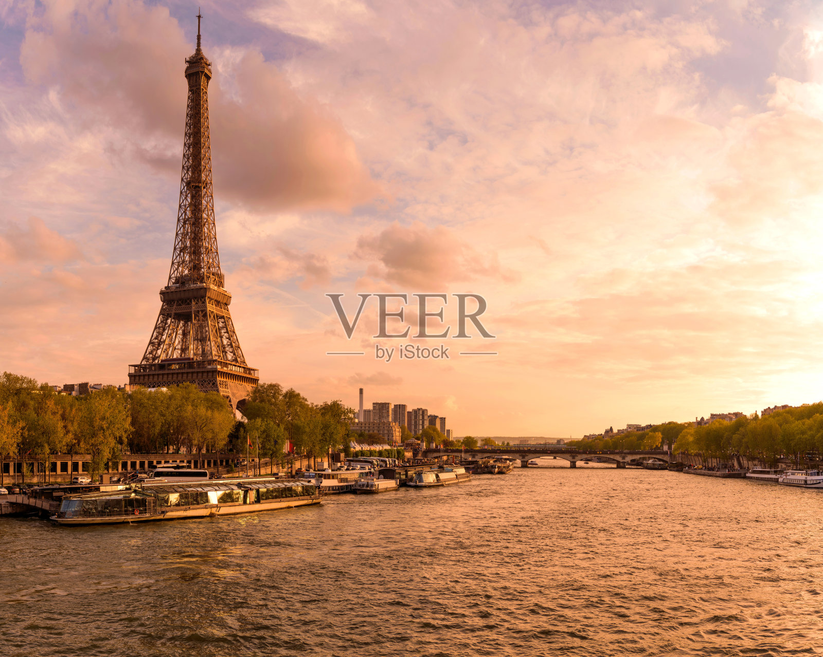 塞纳河日落——这是一个美丽的春日傍晚，塞纳河的日落全景，标志性的埃菲尔铁塔矗立在岸边，映衬着五彩缤纷的天空。巴黎,法国。照片摄影图片