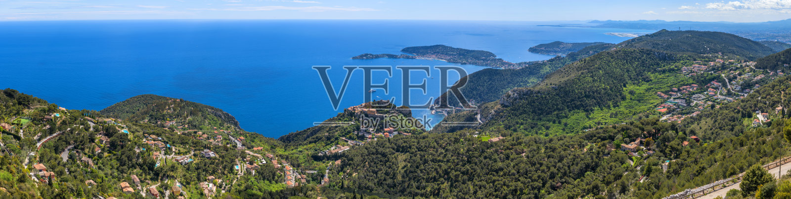 海滨山顶小镇-在一个阳光明媚的春天早晨，法国著名的山顶小镇埃泽全景一览无遗，周围环绕着海岸山丘和深蓝色的地中海。法国里维埃拉，法国，欧洲。照片摄影图片