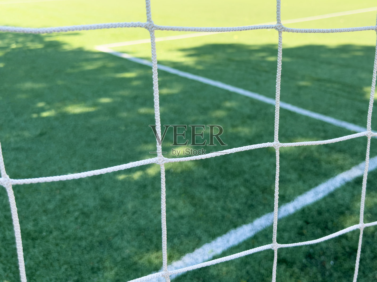 足球网的特写。球门上的球。足球背景，足球网。足球球门网特写照片摄影图片