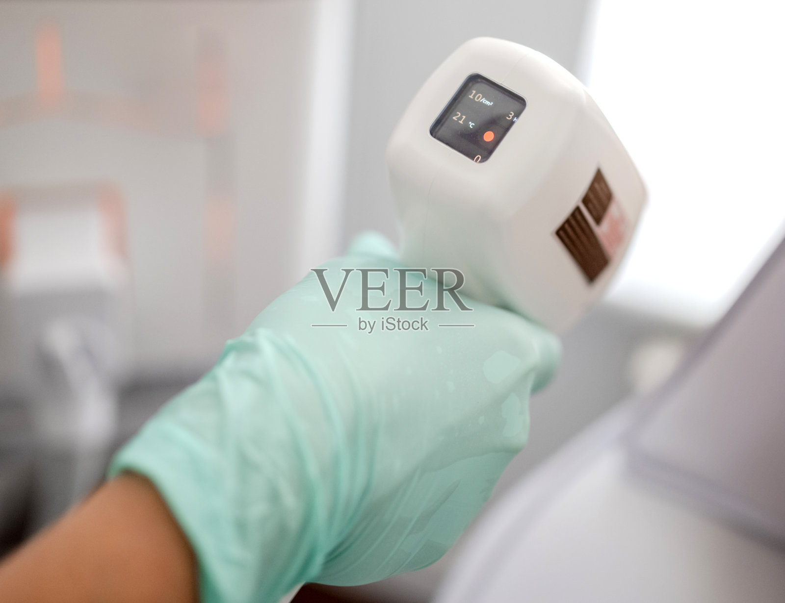 激光脱毛技师调整设备照片摄影图片