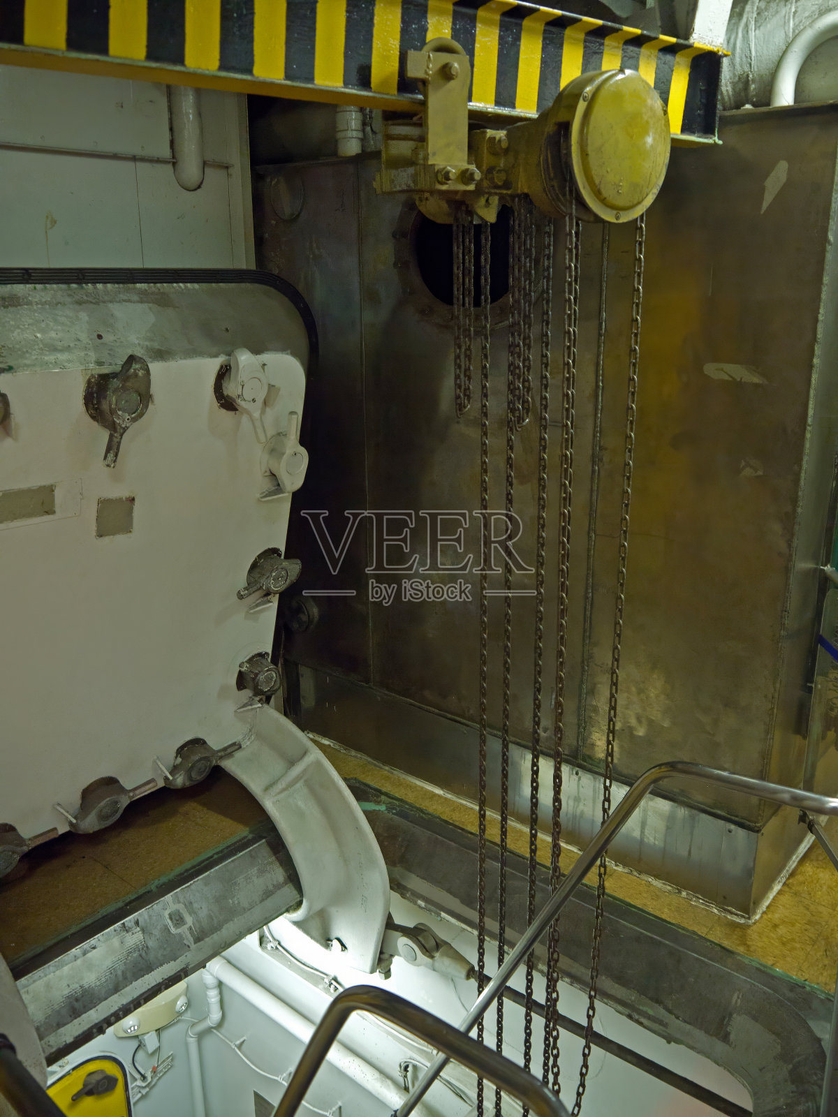 船内的舱口和吊车照片摄影图片