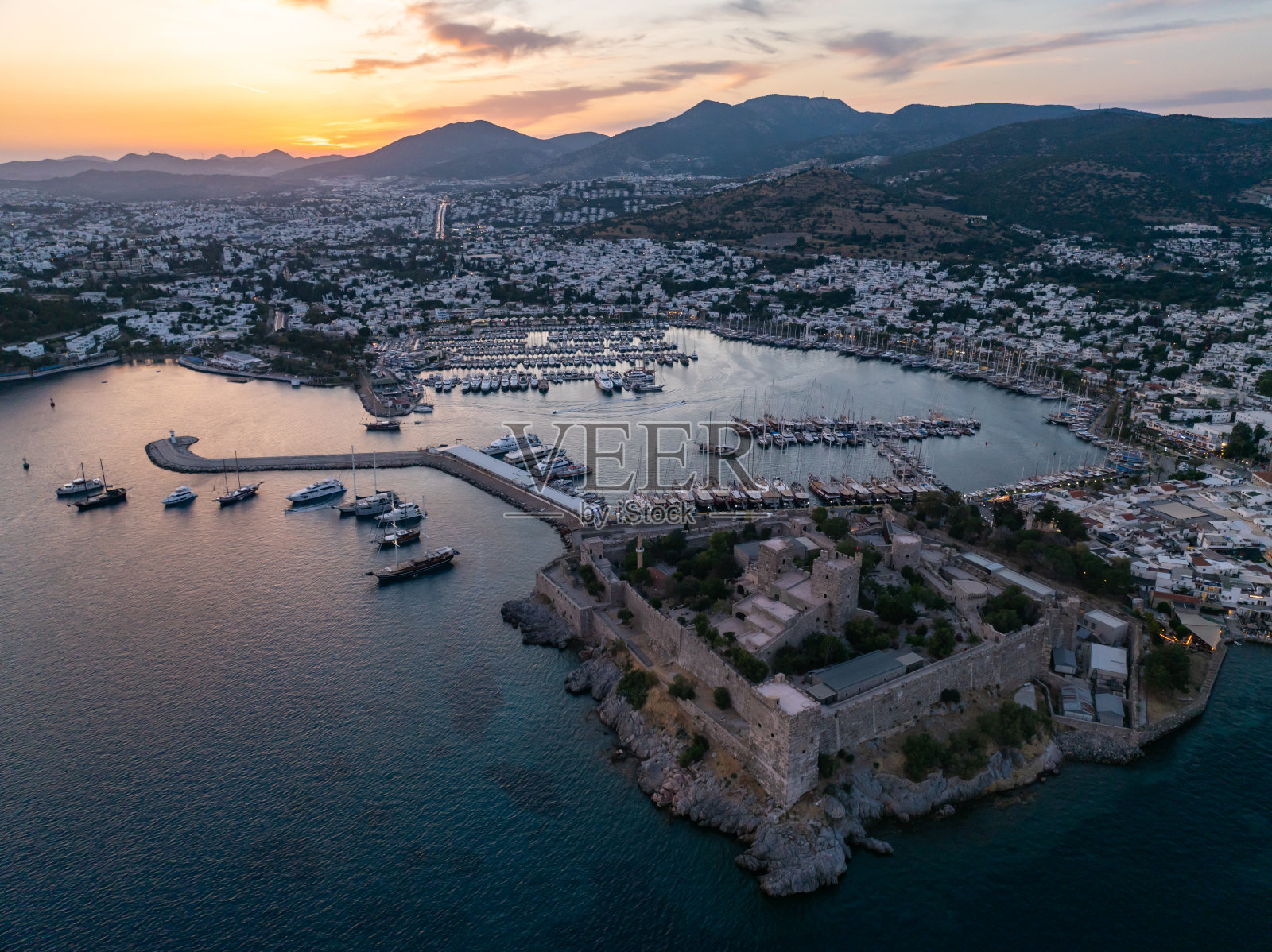 日落时分无人机拍摄的博德鲁姆城堡(博德鲁姆卡莱西)，博德鲁姆市中心，土耳其(土耳其)照片摄影图片