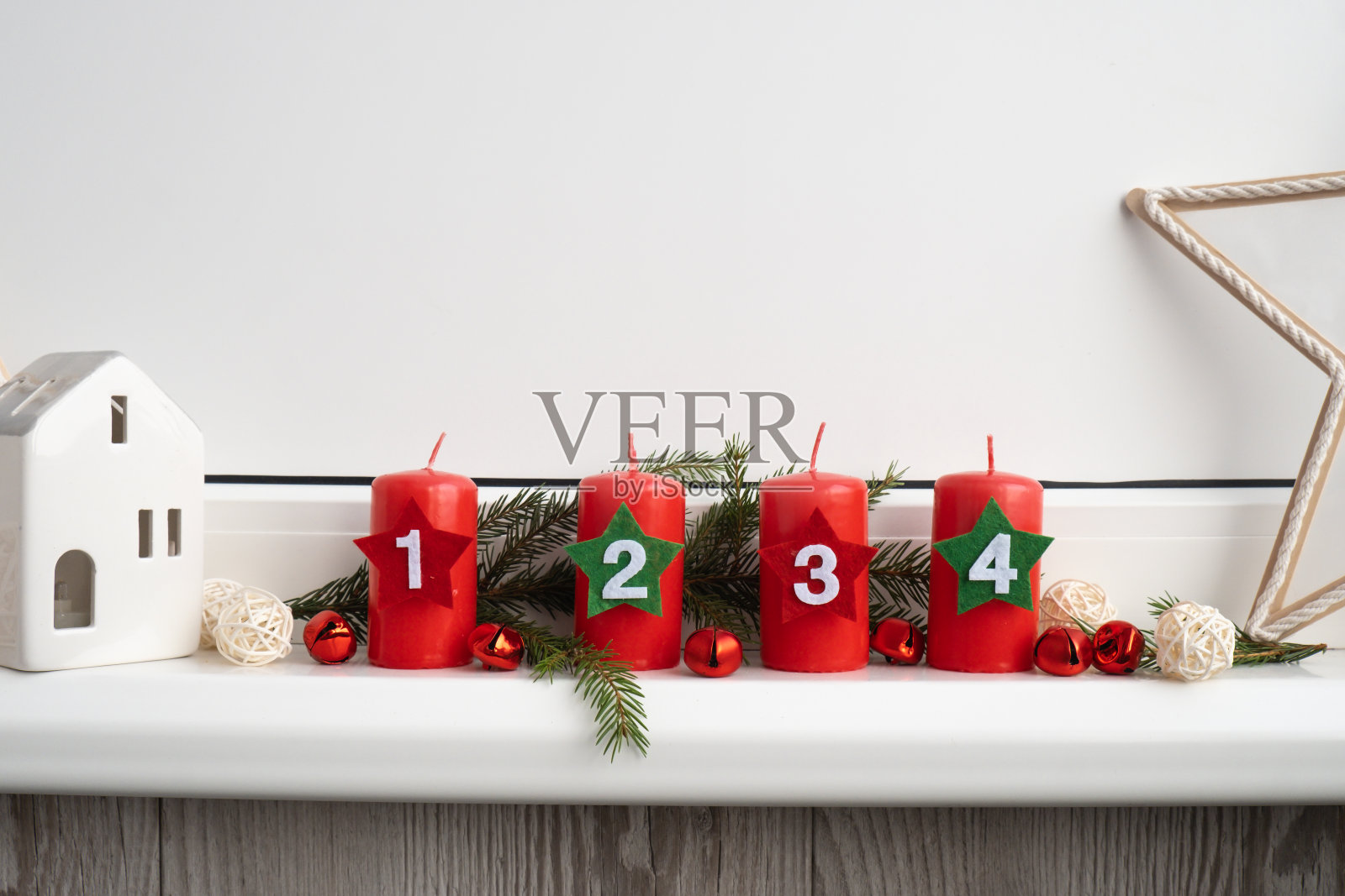 传统的圣诞节前四个星期。有数字和塑料装饰的红色蜡烛。复制空间贺卡模拟模板。冬天的舒适的照片摄影图片