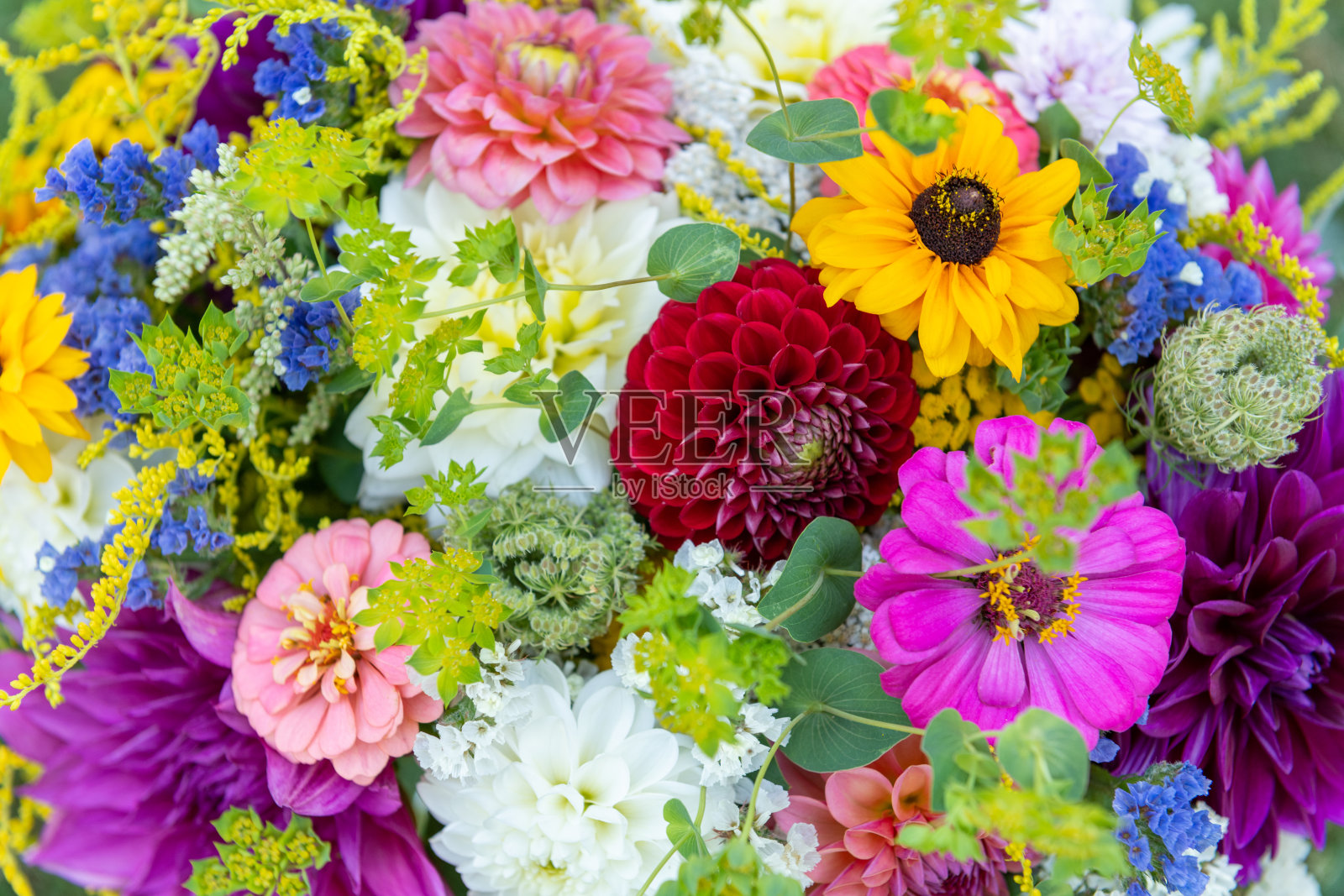 夏天的气味。美丽的多色新鲜插花。来自当地的鲜花，生日花束。照片摄影图片