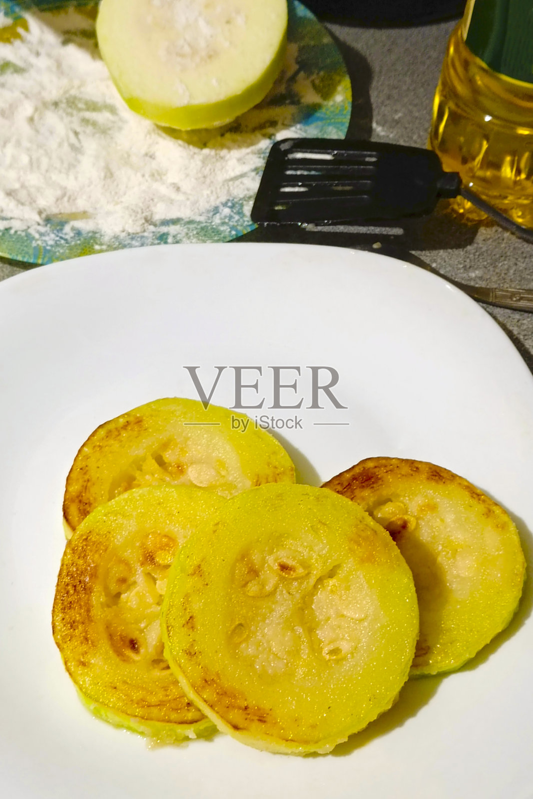 在家煎西葫芦。特写，垂直照片。照片摄影图片