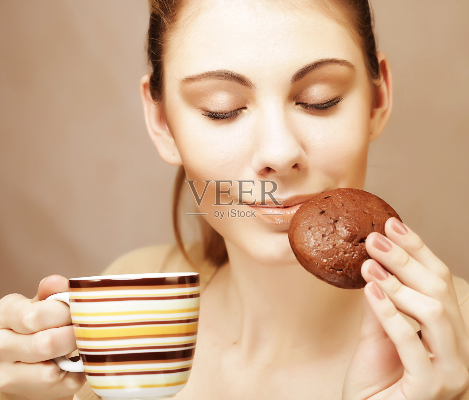 拿着咖啡和饼干的女人照片摄影图片