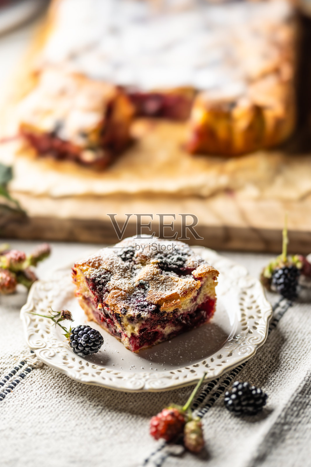 由黑莓、面粉和鸡蛋制成的新鲜热黑莓蛋糕。素食水果海绵蛋糕。照片摄影图片