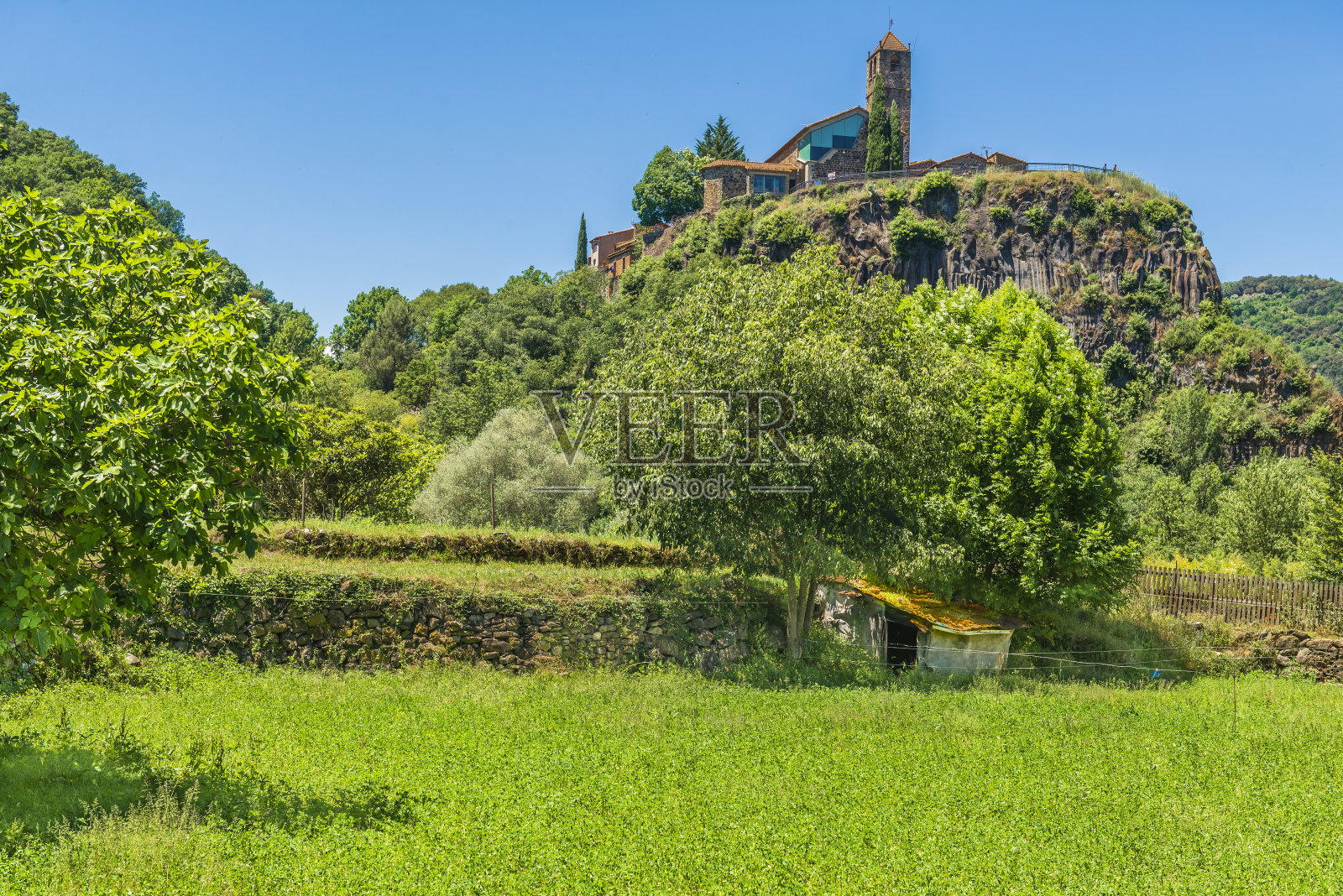Castellfollit de la Roca, comarca de la Garrocha, Gerona, Cataluña。西班牙照片摄影图片