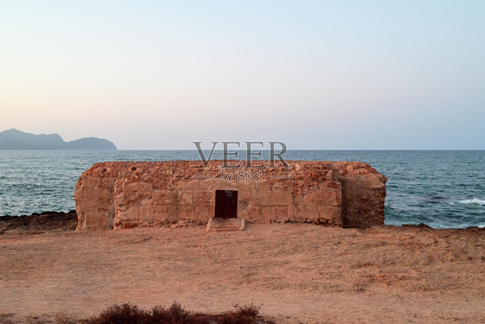 西班牙马略卡岛港口附近的皮卡福特岛上的石头废墟照片摄影图片