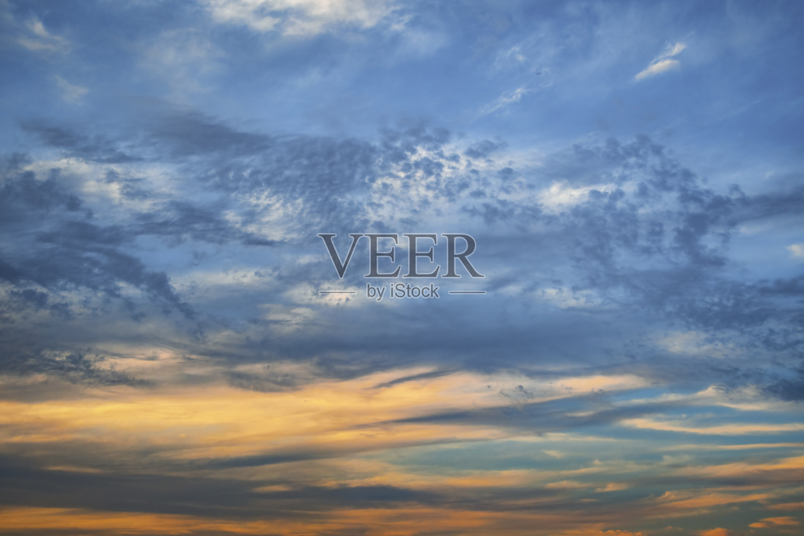 日落时分的昏暗天空，地平线上有明亮的橙色阳光条纹，温柔色调的抽象浪漫背景照片摄影图片