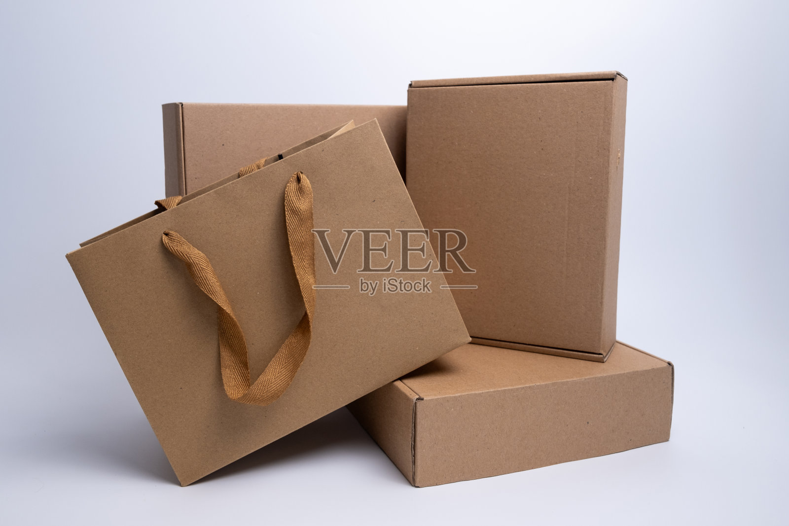 棕色纸盒。纸板箱孤立在白色背景上。放文字的地方。礼物盒照片摄影图片