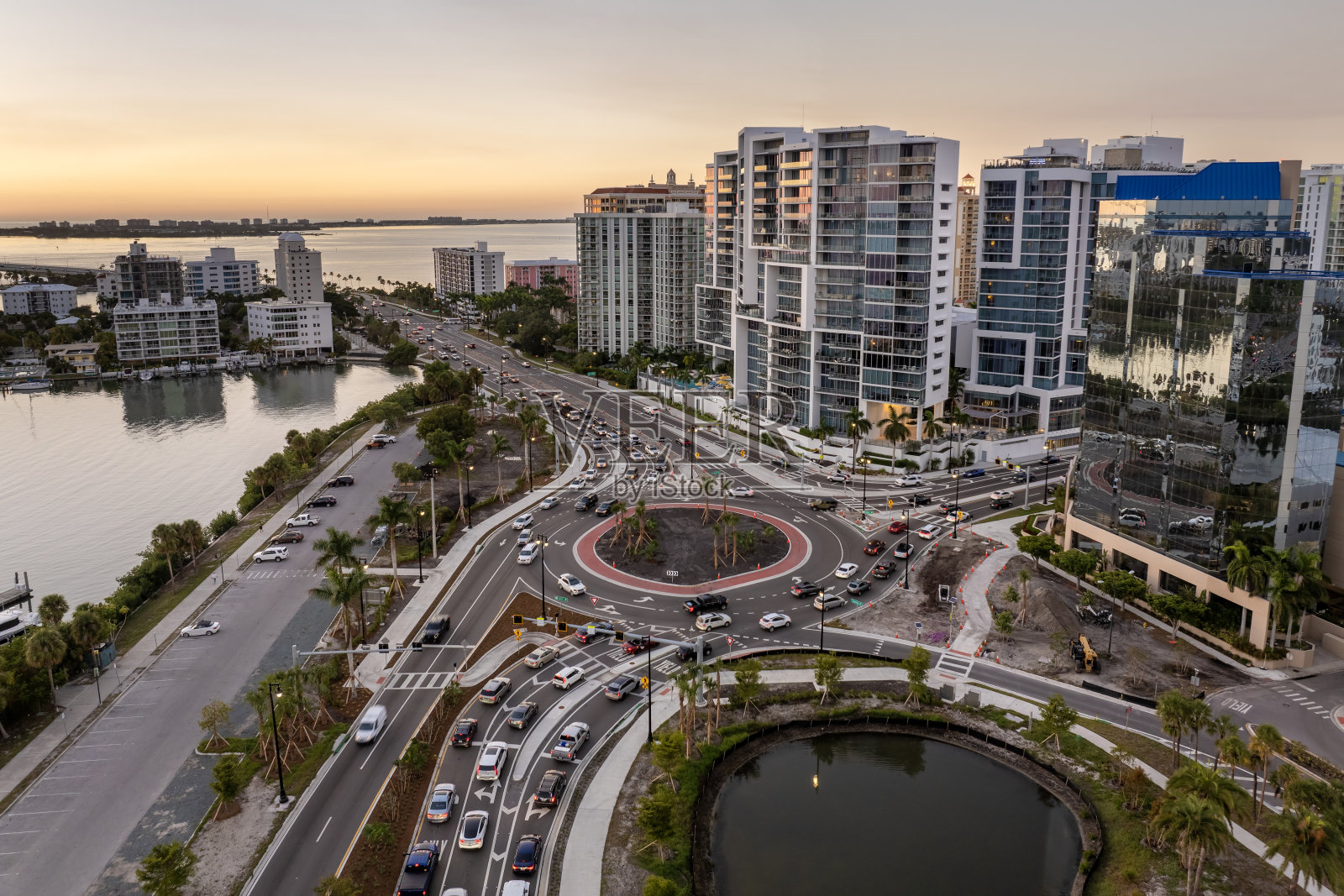在湾流大道交叉路口驾驶车辆。美国道路上的交通圈有移动的汽车照片摄影图片