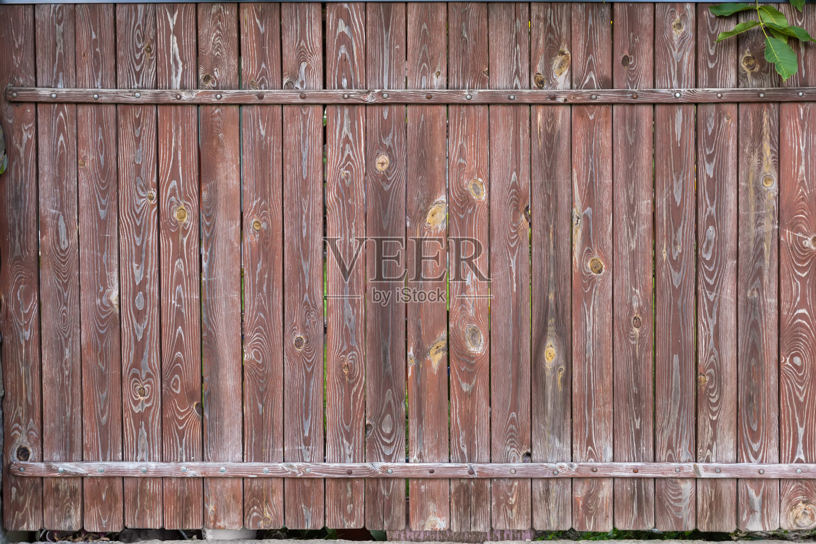 部分木制栅栏由油漆天然软木木板制成照片摄影图片