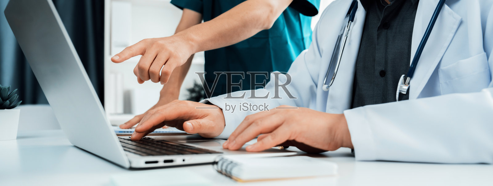 专业的各种医疗团队一起在办公桌上工作。刚性照片摄影图片