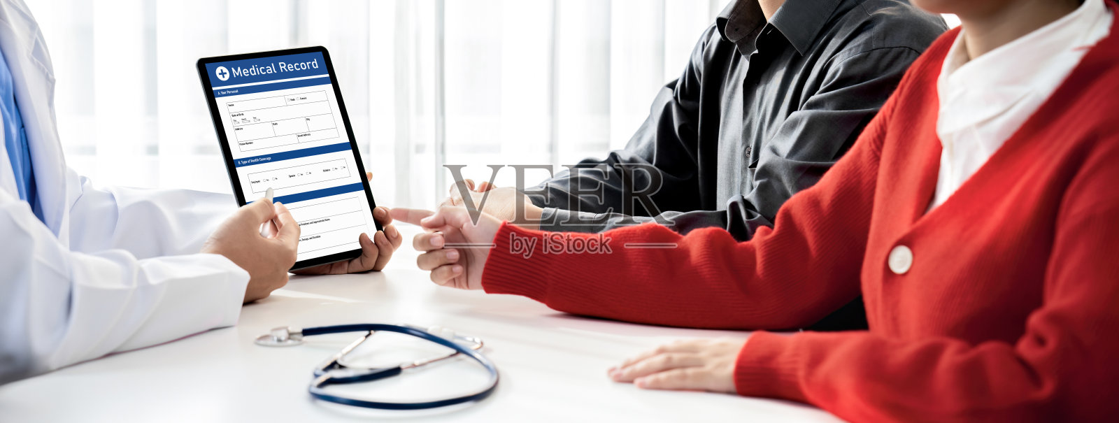 夫妇在医院接受妇科医生的生育咨询。刚性照片摄影图片