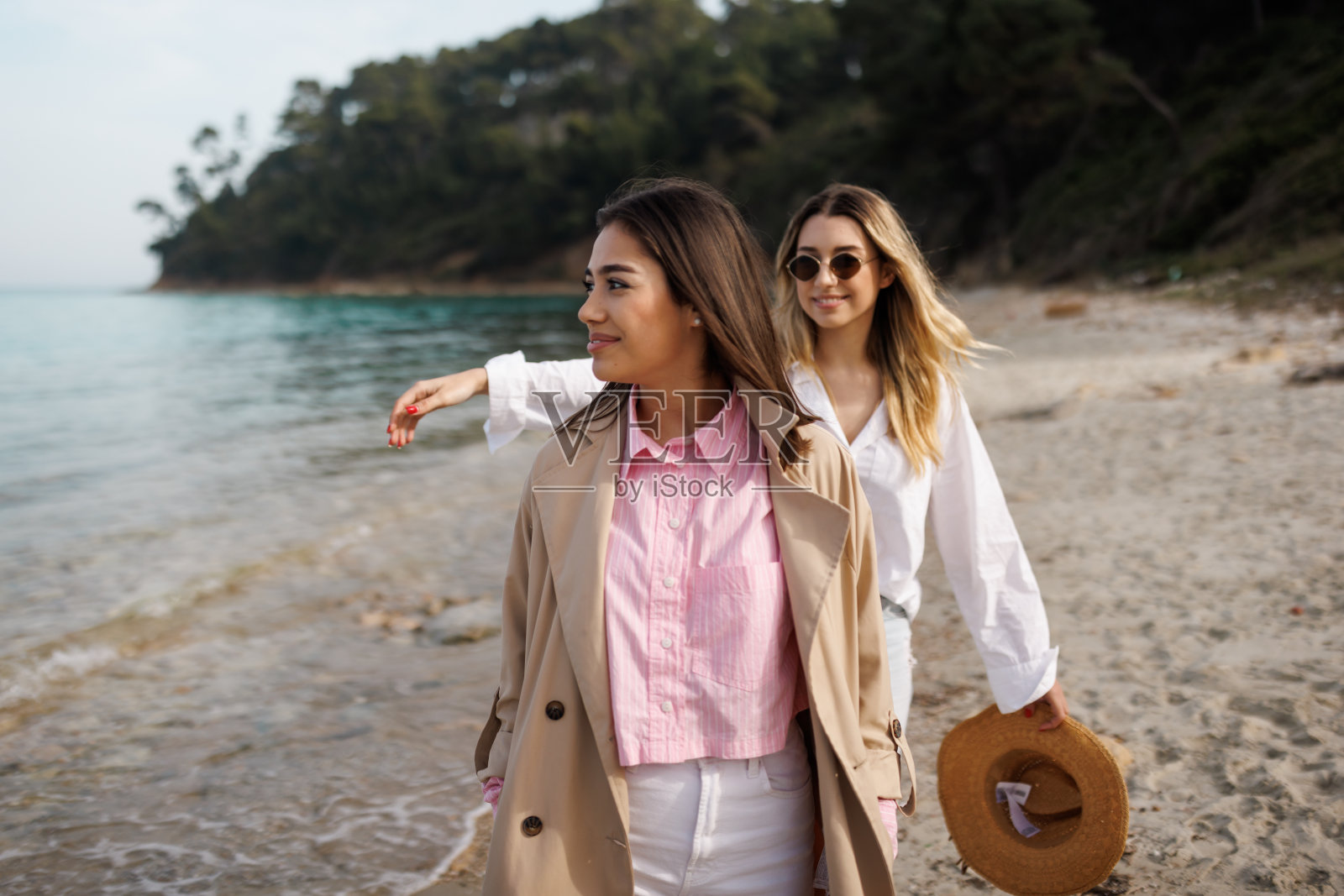 快乐的朋友在海边散步照片摄影图片