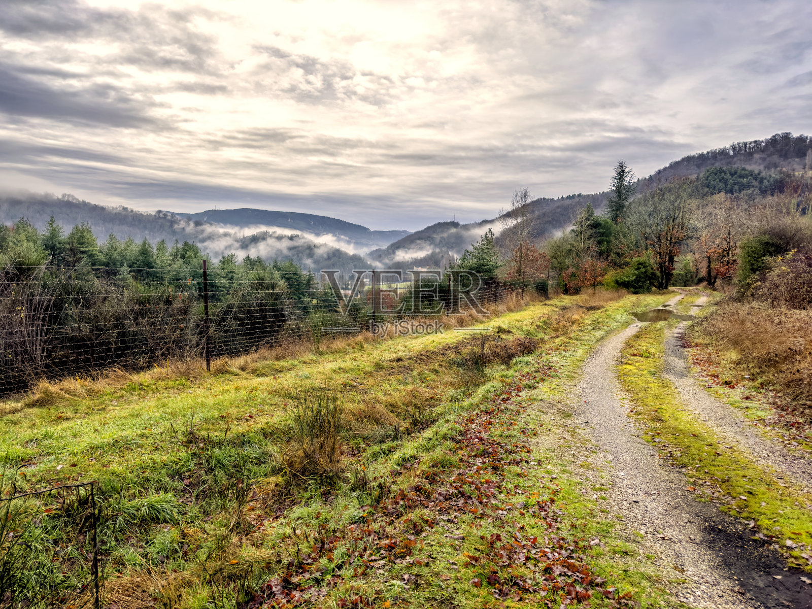空旷的土路在山脉戏剧性的景观照片摄影图片