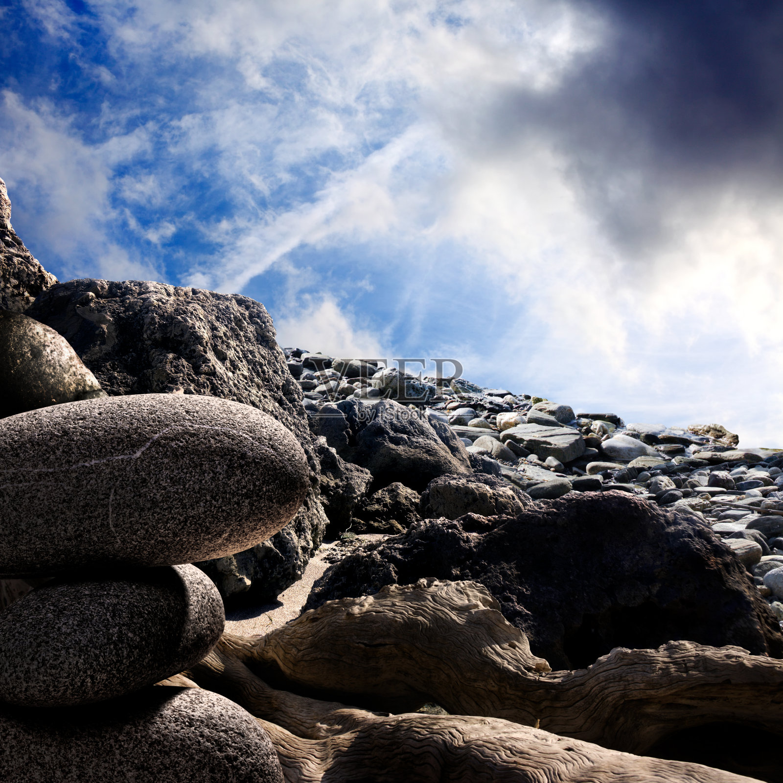多云天空上引人注目的岩石景观照片摄影图片