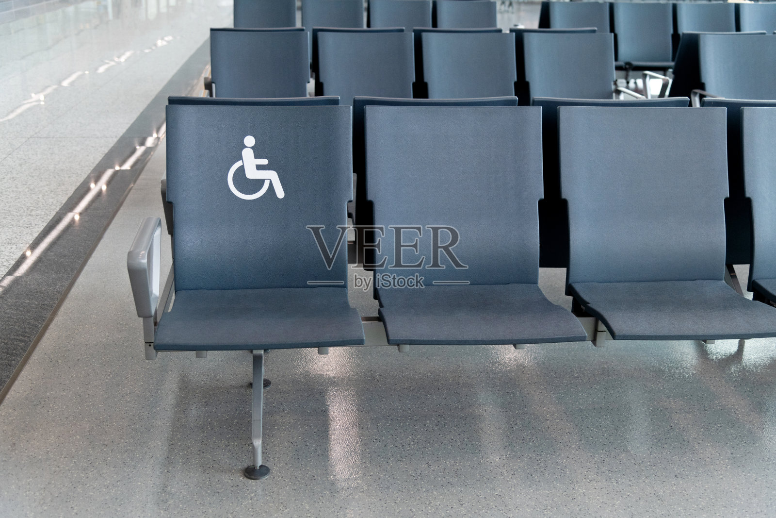 机场候机室残障人士专用座椅照片摄影图片