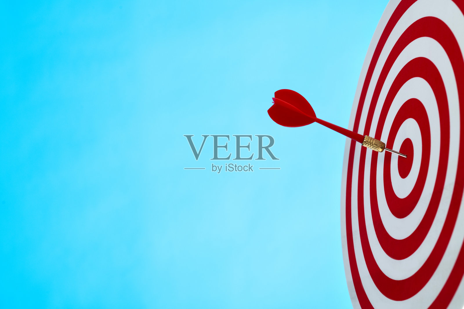 飞镖箭在飞镖靶的中心照片摄影图片