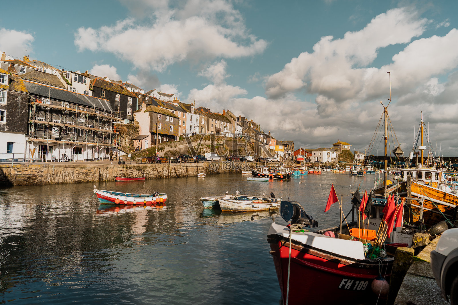 风景如画的渔村，风景优美的海港照片摄影图片