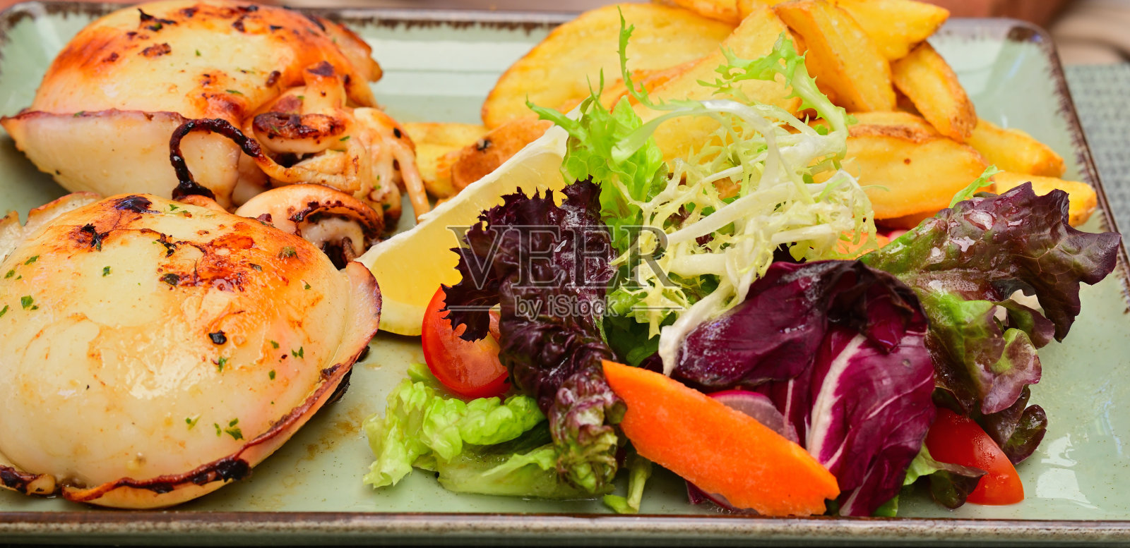 海鲜配新鲜蔬菜和土豆照片摄影图片